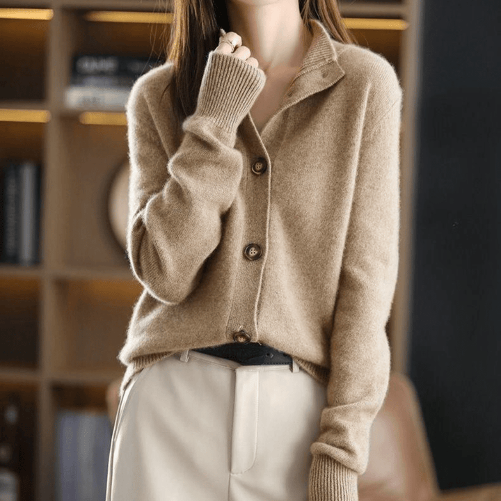 Moderne Damen Strickweste im Casual-Look. Bequeme Herbst-Winter-Mode für Frauen. Vielseitig kombinierbar.