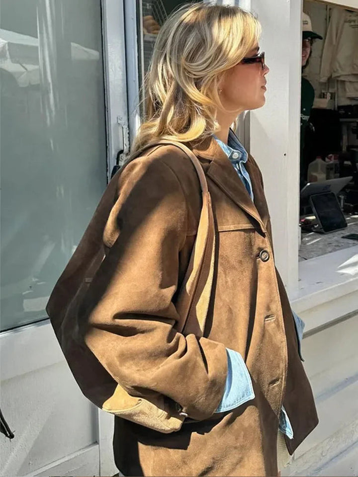 Braune Damen Herbstjacke im eleganten Design, schmeichelnde Passform, ideal für schicke Übergangs-Outfits.