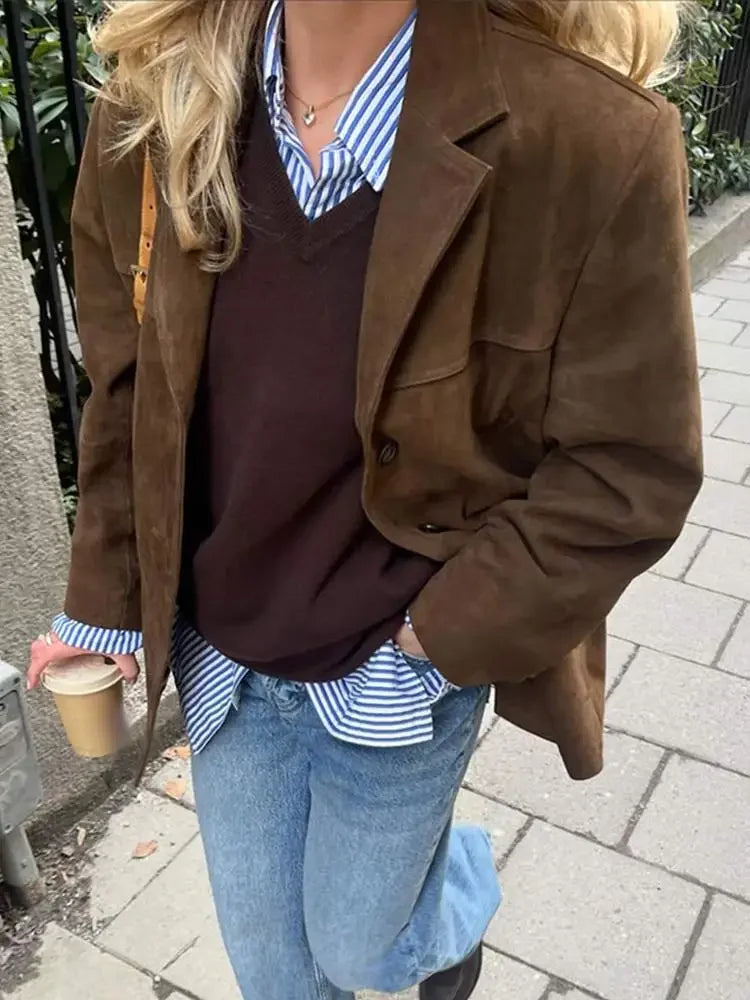 Stilvolle braune Damen Herbstjacke, schmeichelhaft geschnitten, ideal für modebewusste Outfits im Büro und Alltag.