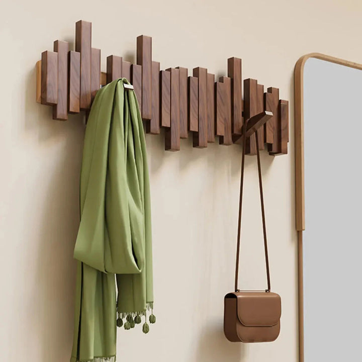 Platzsparende Holzgarderobe für den Flur, schafft Ordnung mit stilvollem Massivholz-Look.