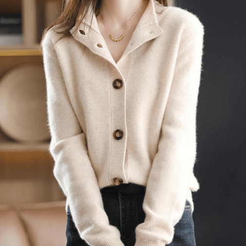 Gemütliche Strickweste für Damen, perfekt für Herbst & Winter. Elegant, warm & stilvoll für jeden Tag.