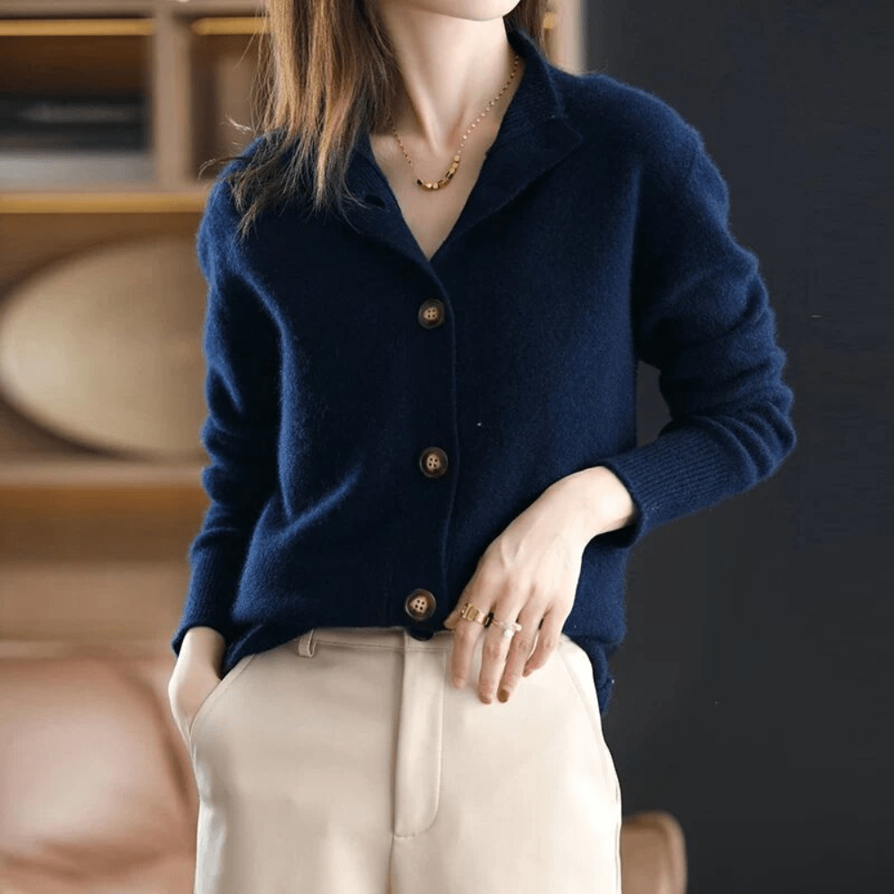 Frau trägt bequeme Damen Strickweste. Herbst-Winter-Outfit stilvoll & kuschelig. Moderne Frauenmode.