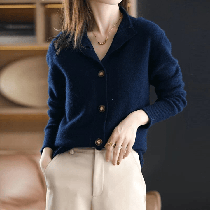 Frau trägt bequeme Damen Strickweste. Herbst-Winter-Outfit stilvoll & kuschelig. Moderne Frauenmode.