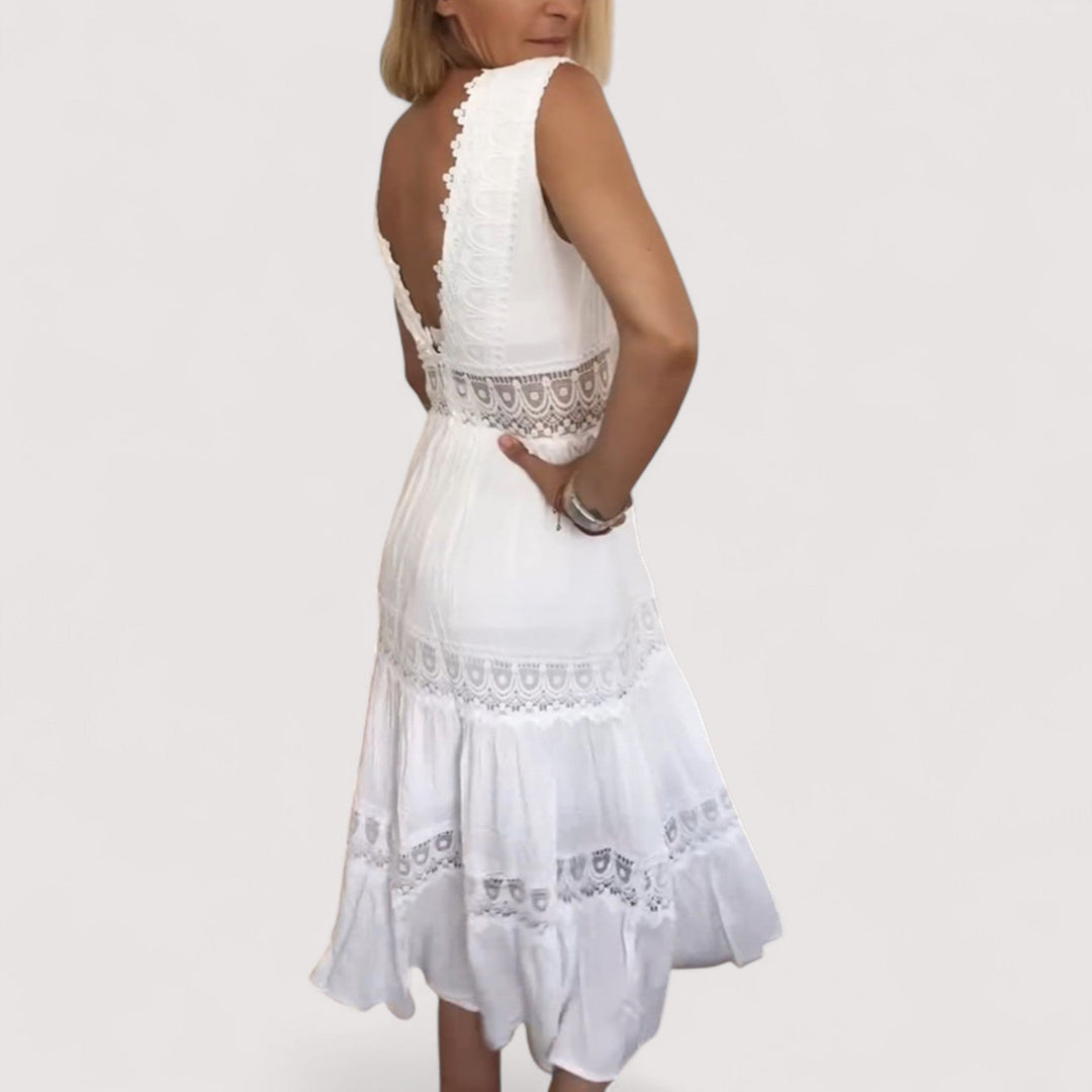 Modisches Damen Freizeitkleid mit tiefem V-Ausschnitt & femininen Stufenrock. Ein luftiges Sommeroutfit.