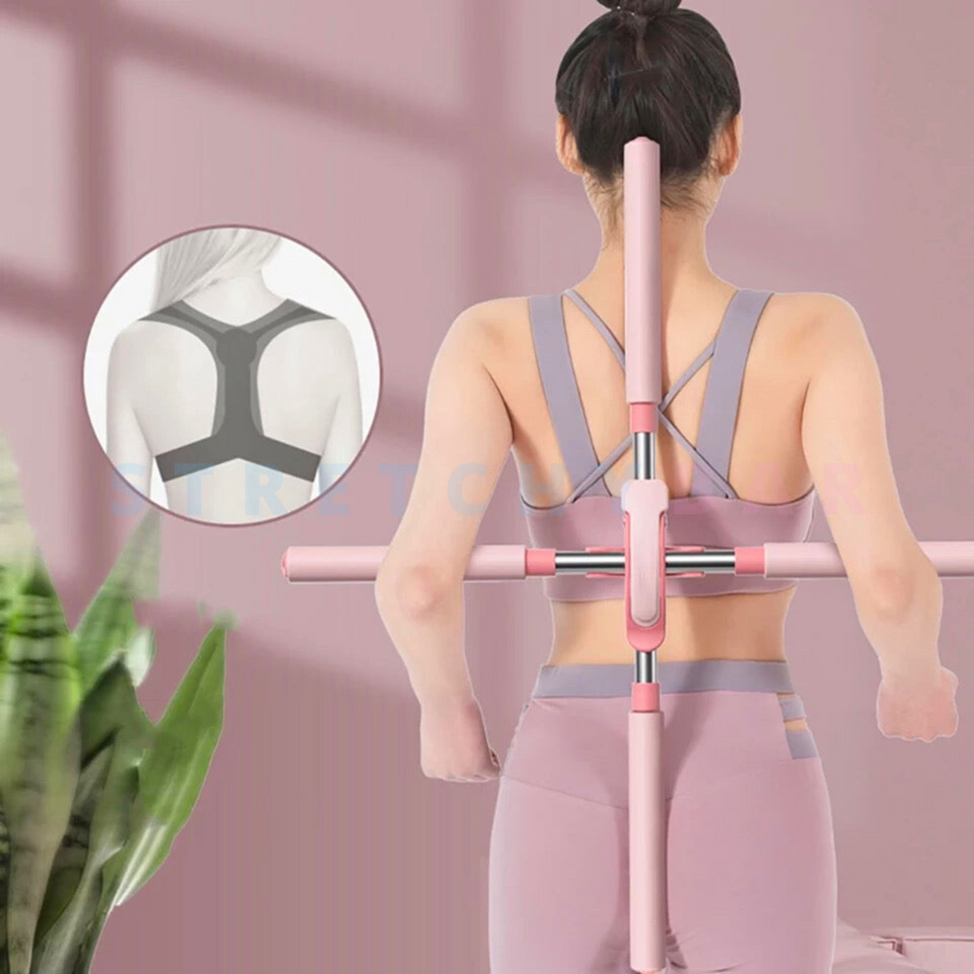 Man entspannt den Rücken mit der blauen, verstellbaren Stange. Effektive Alltagshilfe für Wellness & Flexibilität.