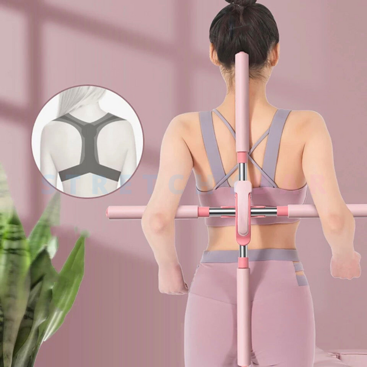 Man entspannt den Rücken mit der blauen, verstellbaren Stange. Effektive Alltagshilfe für Wellness & Flexibilität.