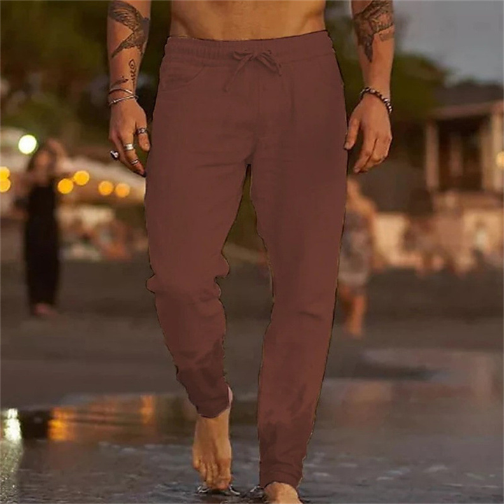 Locker sitzende Herren Jogger Hose in Schwarz, mit Kordelzug und weichem Stoff für maximalen Tragekomfort.