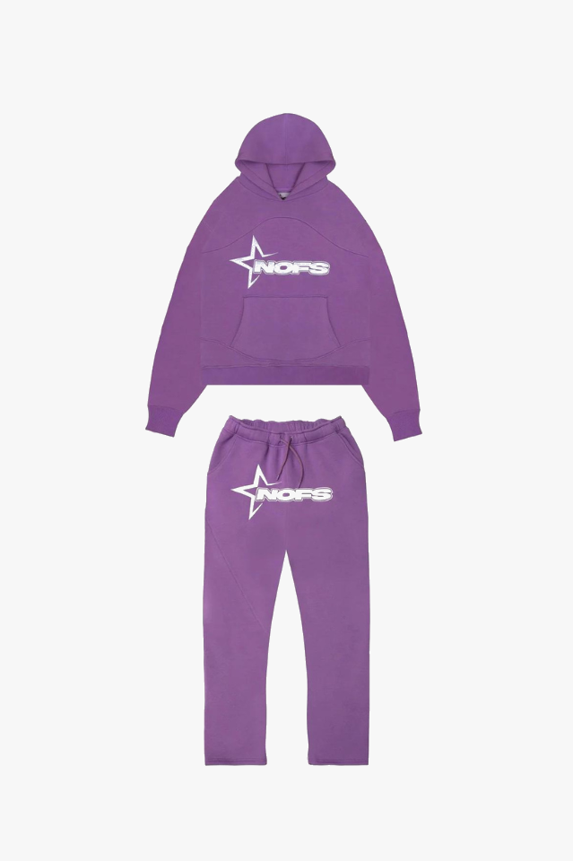 Model trägt den Unisex-Trainingsanzug Nova. Perfekt für Entspannung, Sport & stilvolle Freizeitkleidung.