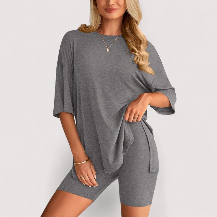 Casual Damen Mode: Lockeres T-Shirt und Hochbund-Shorts in leichtem Stoff, atmungsaktiv.