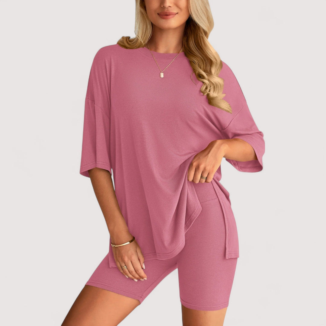 Damen Sommer Set: Weiches T-Shirt & Komfort-Shorts in Pastellrosa, bequeme Freizeitkleidung.