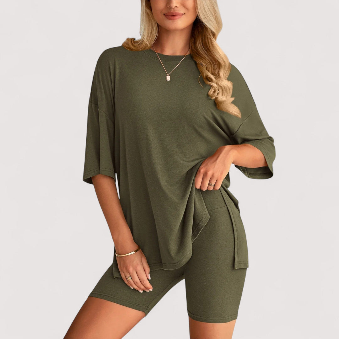 Entspanntes Damen Set: Gemütliches T-Shirt und hoch geschnittene Shorts in Weiß.