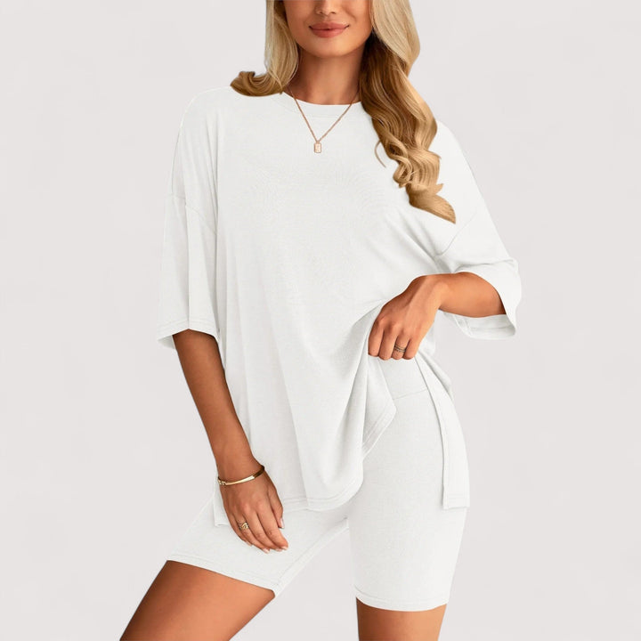 Lässiges Damen Freizeit Outfit: Zweiteiler mit weichem T-Shirt und Hochbund-Shorts.