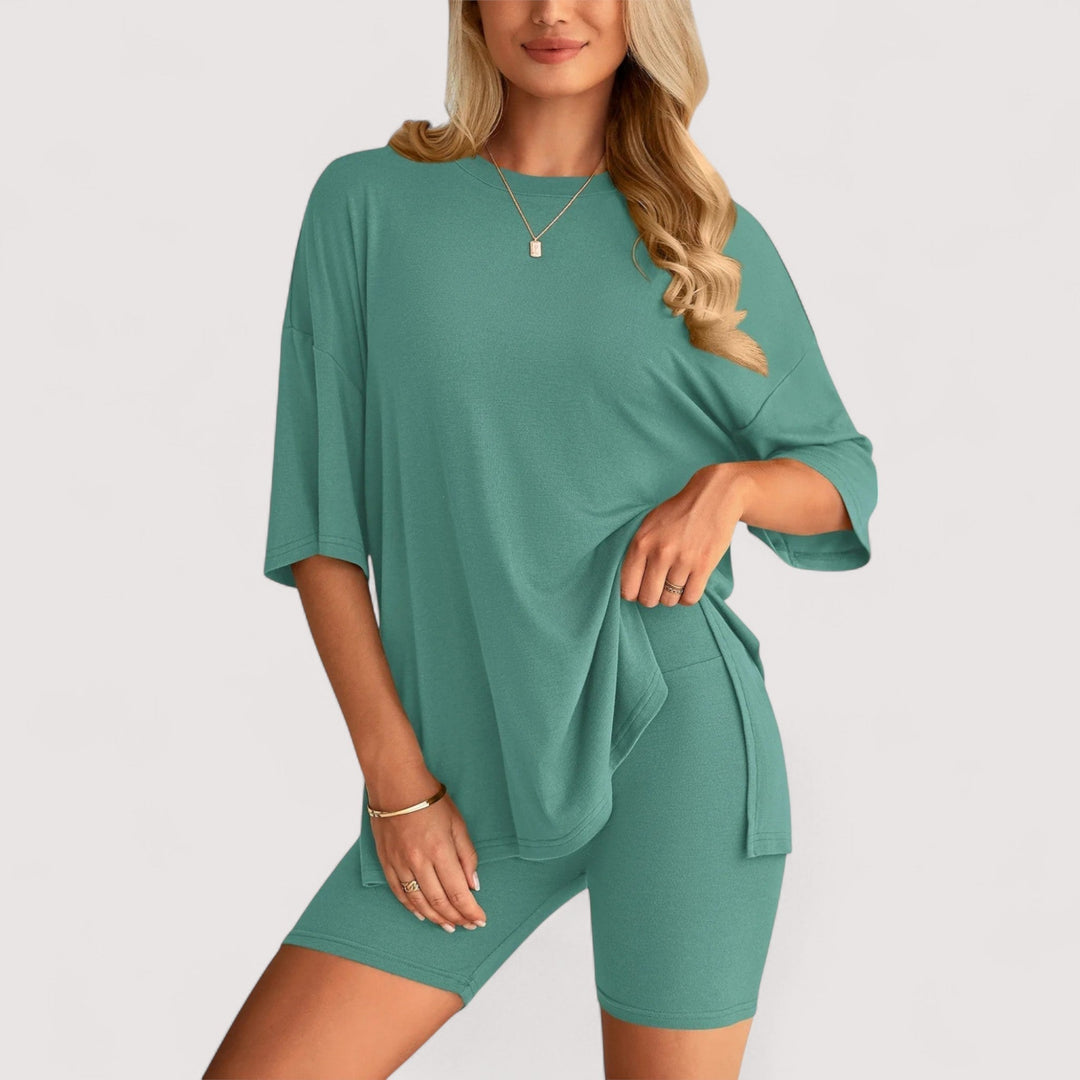 Komfortables Damen Set für Zuhause: Lockeres T-Shirt und modische Hochbund-Shorts.
