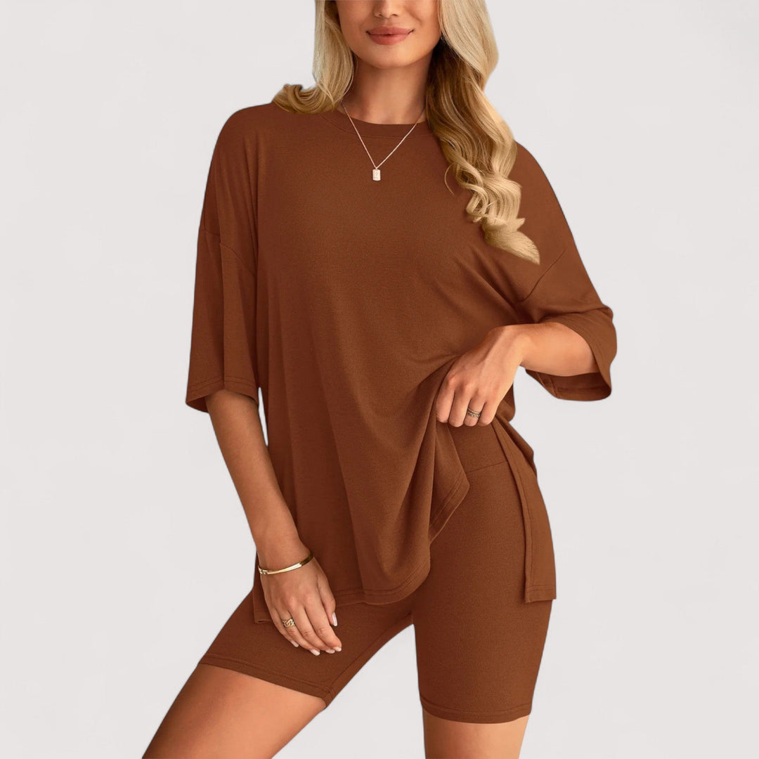 Entspanntes Damen Set: Lockeres T-Shirt und komfortable Hochbund-Shorts für jeden Tag.