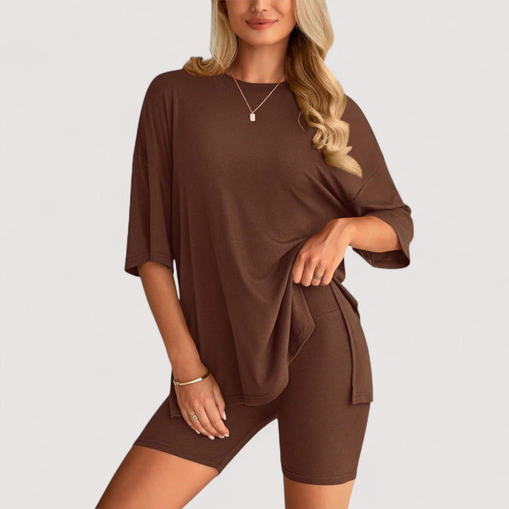 Komfortables Damen Set: Lockeres T-Shirt und trendige Hochbund-Shorts für den Freizeit-Look.