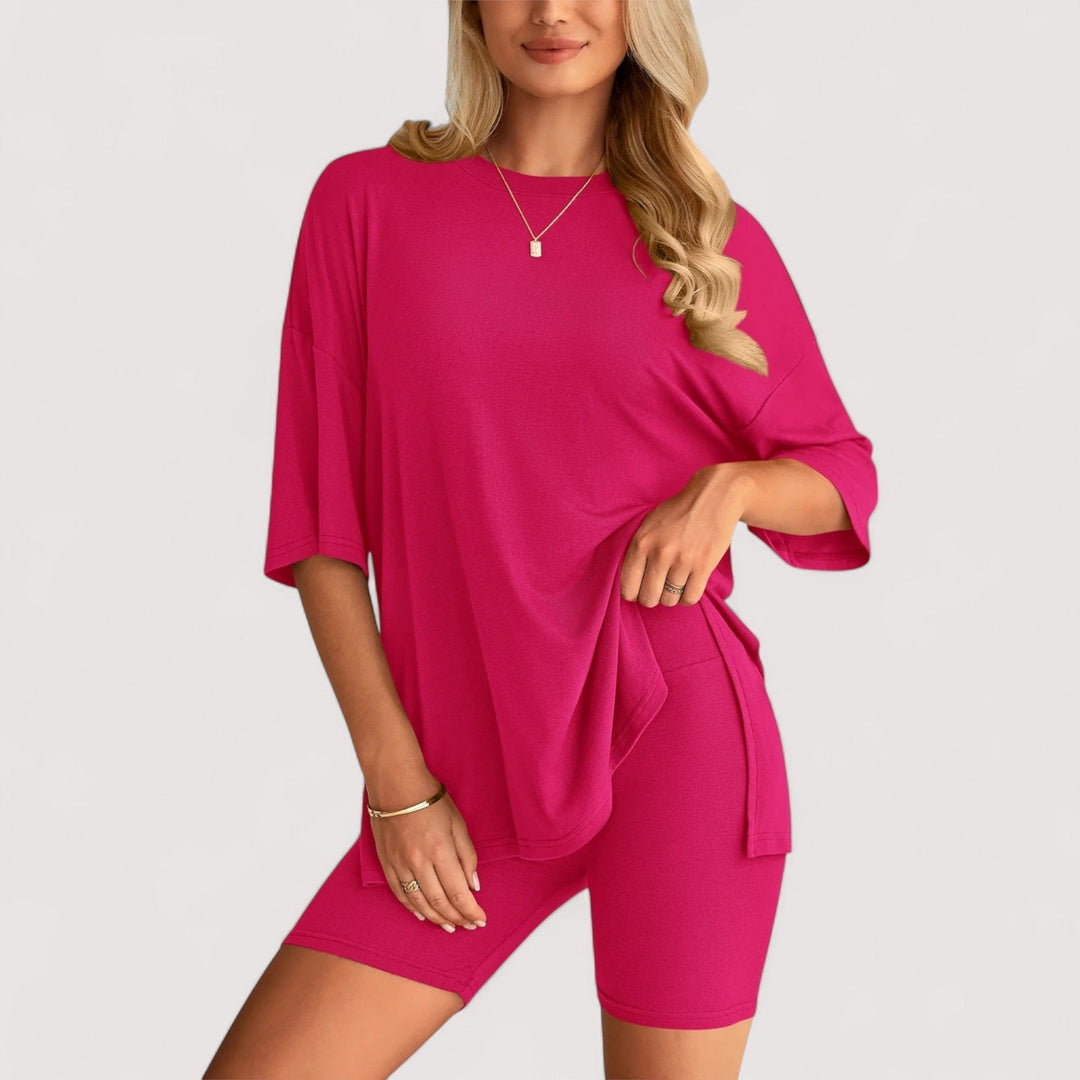 Lässiges Damen T-Shirt Shorts Set: Hochbund-Shorts und lockeres Oberteil in frischem Weiß.