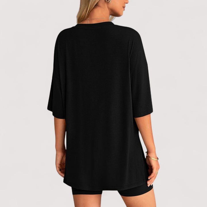 Lässiges Damen Outfit: Zweiteiler mit weichem T-Shirt & Hochbund-Shorts, perfekt für den Urlaub.