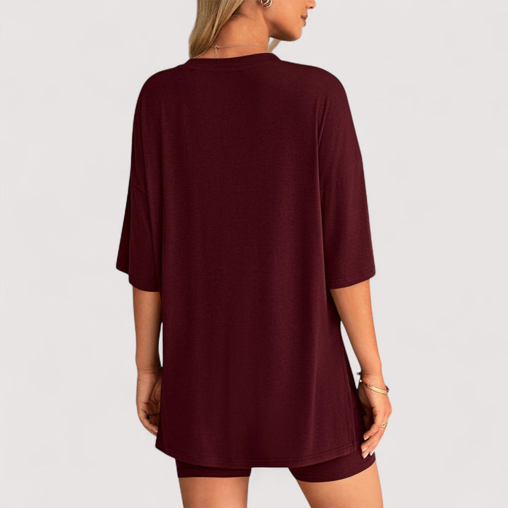 Damen Casual Mode: Zweiteiler mit atmungsaktivem T-Shirt und Hochbund-Shorts.