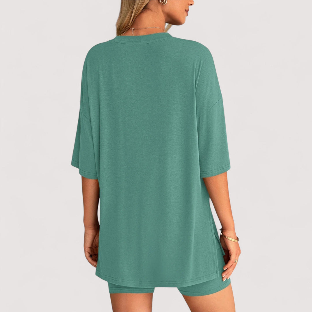 Damen Casual Mode: Zweiteiler mit bequemem T-Shirt und trendigen Hochbund-Shorts.