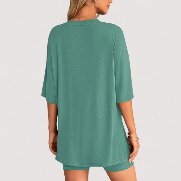 Damen Casual Mode: Zweiteiler mit bequemem T-Shirt und trendigen Hochbund-Shorts.