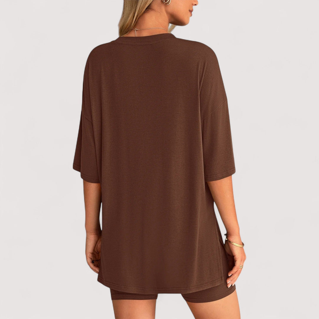 Vielseitiges Damen Freizeit Outfit: T-Shirt und Shorts, ideal für warme Tage und Gemütlichkeit.