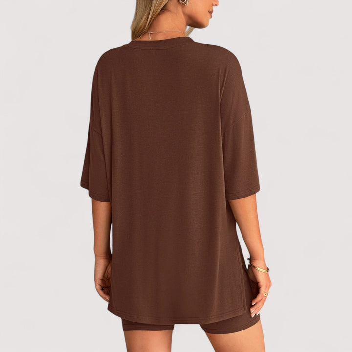 Vielseitiges Damen Freizeit Outfit: T-Shirt und Shorts, ideal für warme Tage und Gemütlichkeit.
