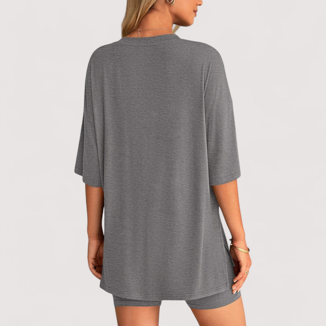 Komfortables Damen Freizeit Set mit bequemem T-Shirt und modernen Hochbund-Shorts.