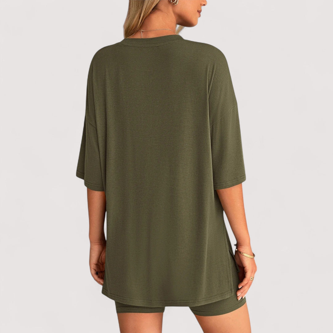 Damen T-Shirt Shorts Set in Grün, bequeme Kleidung für Freizeit und entspannte Anlässe.