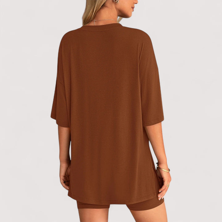 Vielseitiges Damen Set: T-Shirt & Shorts in zeitlosem Design, leicht zu kombinieren.