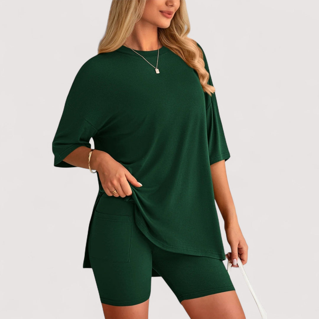 Bequemes Damen Set: Lockeres T-Shirt und Hochbund-Shorts mit elastischem Bund.