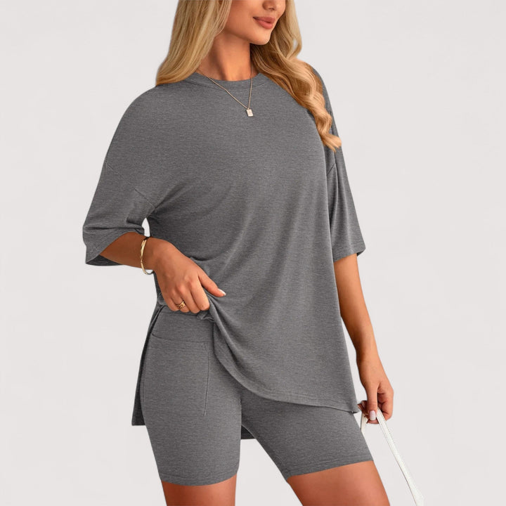 Damen Set für den Sommer: Weiches T-Shirt & stilvolle Hochbund-Shorts in Hellblau.