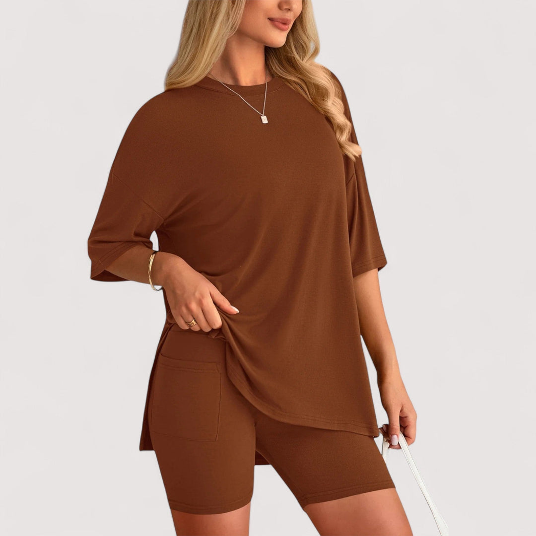 Damen Freizeit Set: Lockeres Oberteil und kurze Hochbund-Shorts für maximale Bewegungsfreiheit.