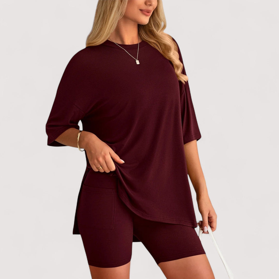Sommerliches Damen Outfit: Bequemes T-Shirt und stilvolle Hochbund-Shorts in Pink.