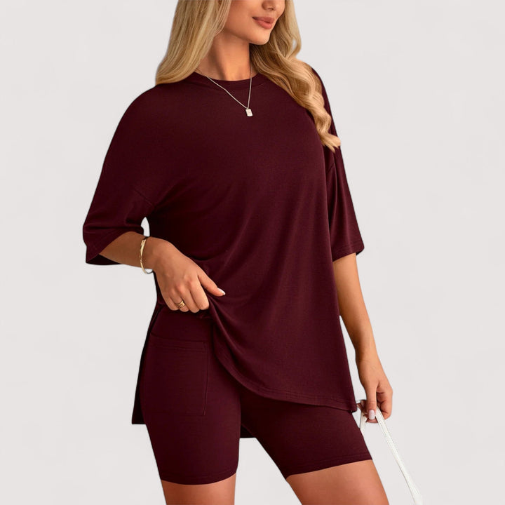 Sommerliches Damen Outfit: Bequemes T-Shirt und stilvolle Hochbund-Shorts in Pink.
