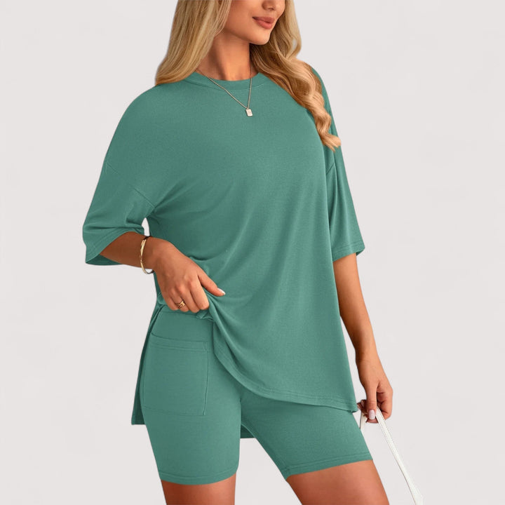 Freizeit Damen Outfit: T-Shirt und Shorts in neutralen Farben, perfekt für lässige Looks.