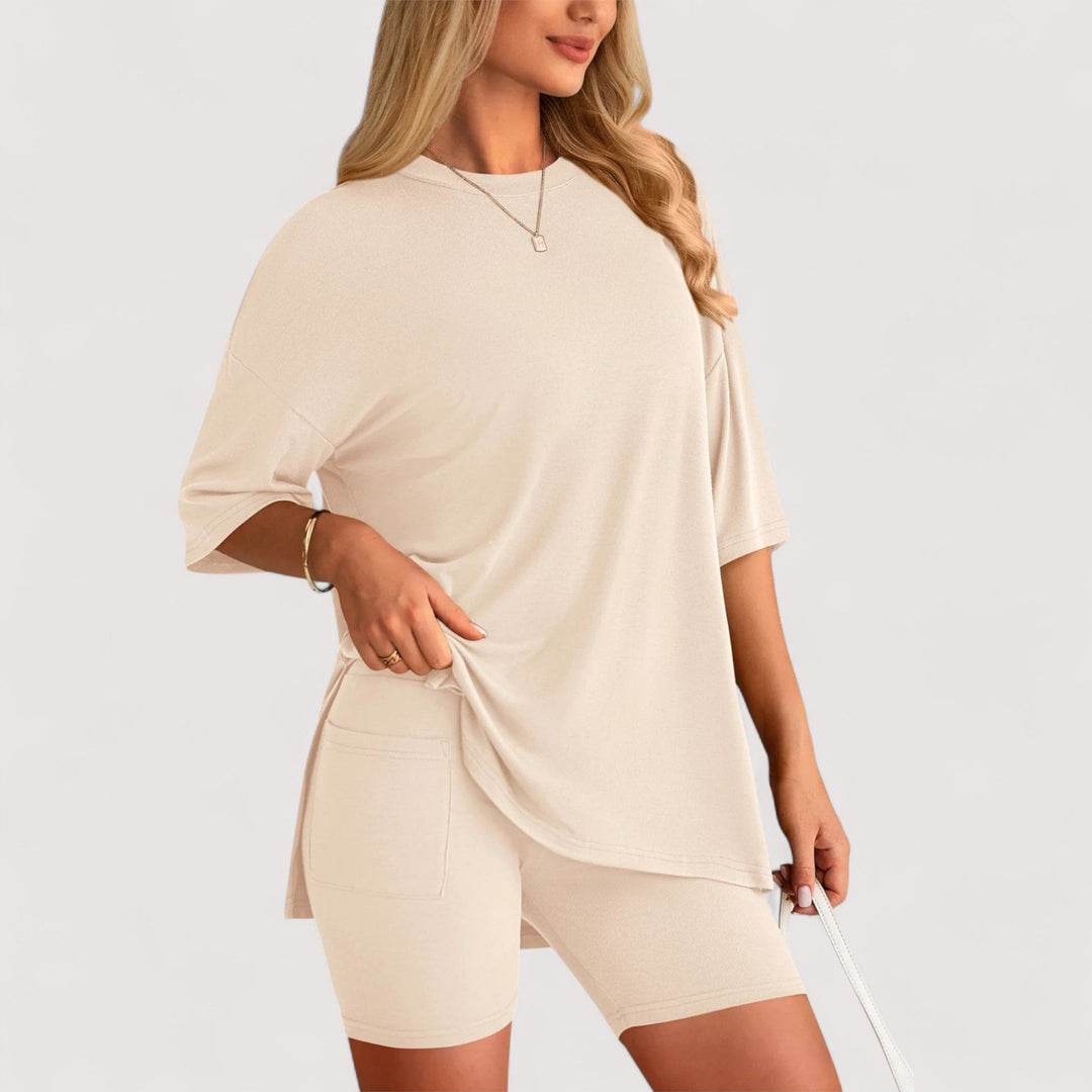 Stylisches Damen Freizeit Set: Lockeres T-Shirt und kurze Hochbund-Shorts in Blau.