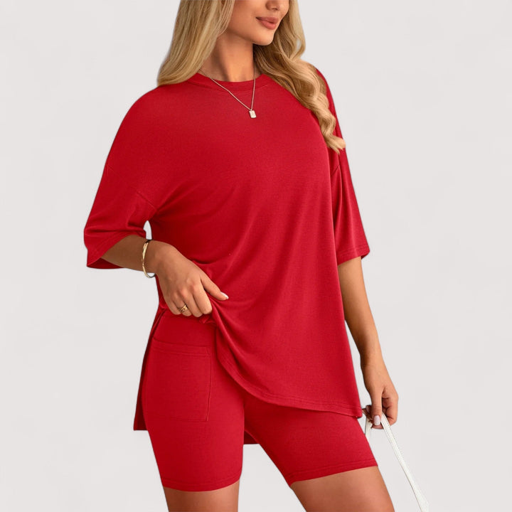 Bequemes Damen Set: Lockeres T-Shirt und komfortable Hochbund-Shorts in sanften Tönen.