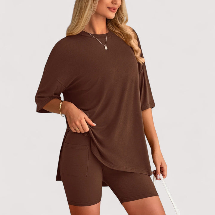 Damen Casual Set in Grau, bestehend aus weichem T-Shirt & bequemen Hochbund-Shorts.