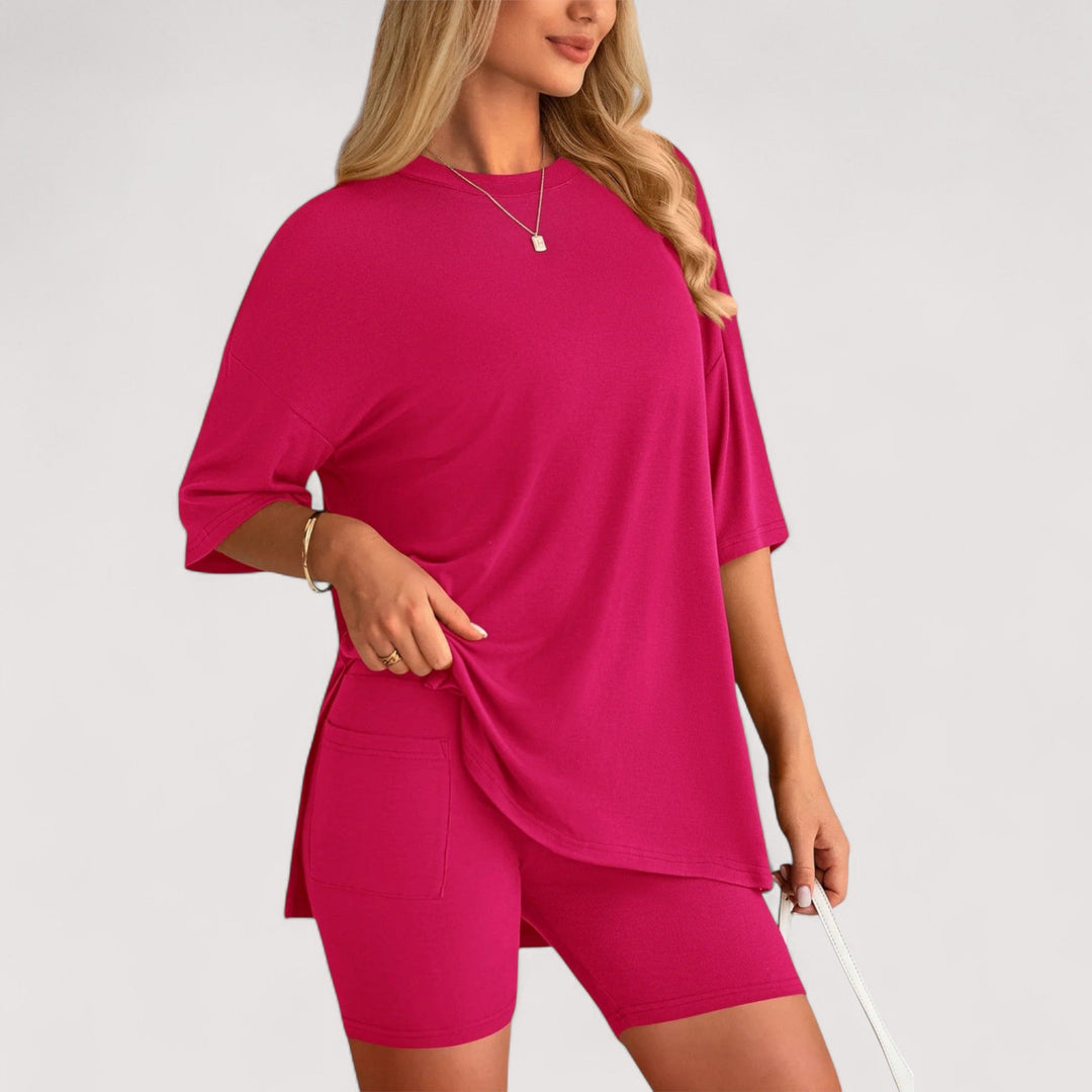 Damen Sommer Outfit: Zweiteiler mit weichem T-Shirt und bequemen Hochbund-Shorts in Gelb.