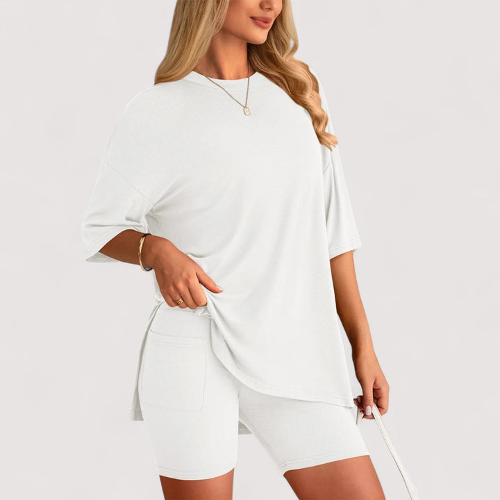 Sommerliches Damen Set mit bequemem T-Shirt und stilvollen Hochbund-Shorts in Terrakotta.