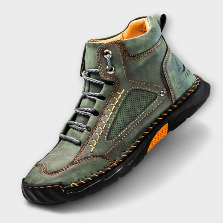 Herren Stiefel mit hohem Schaft, elegant kombiniert mit Business-Casual Kleidung.
