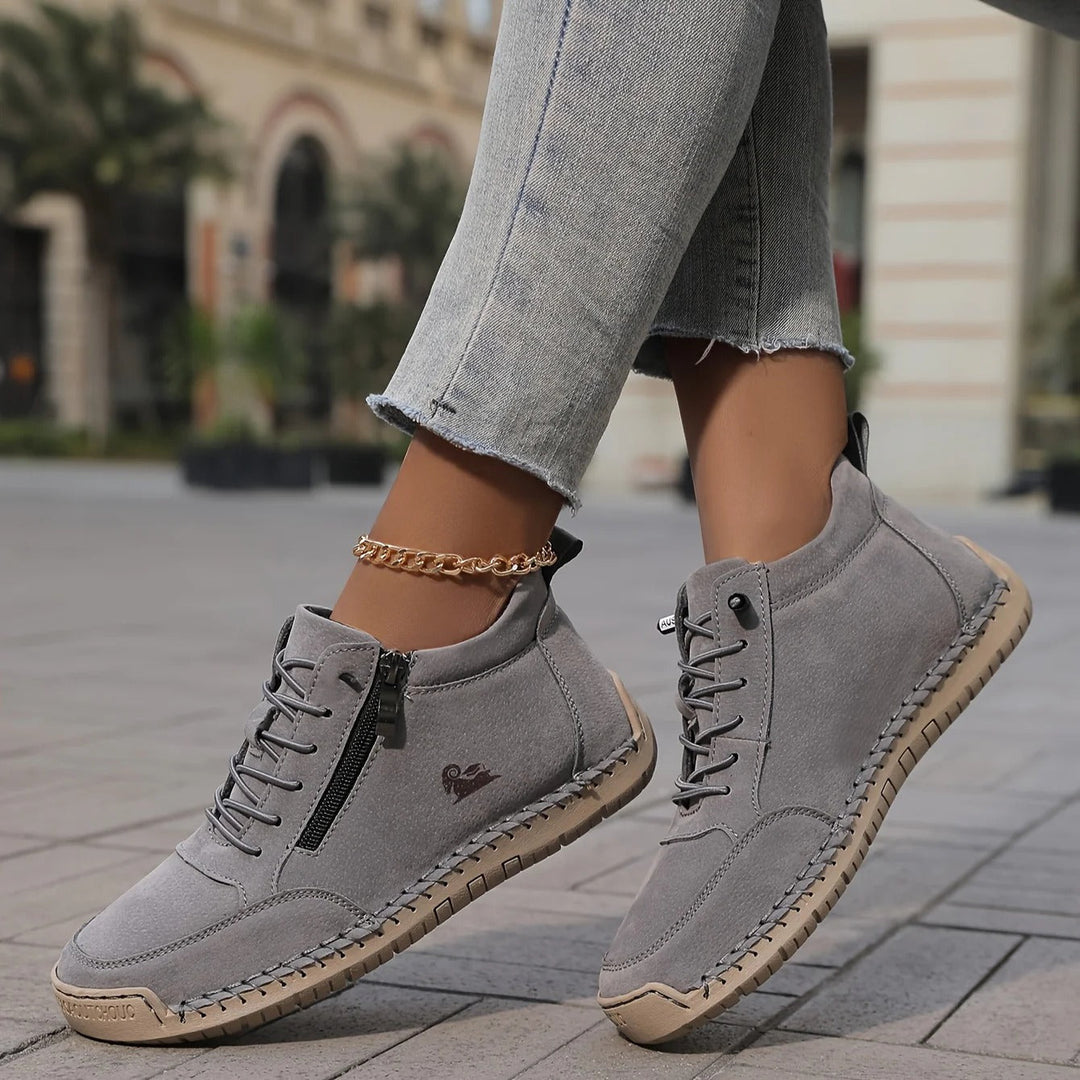 Dame geht in schwarzen Barfußschuhen. Erlebe natürliches Laufgefühl und breiten Komfort für gesunde Füße.