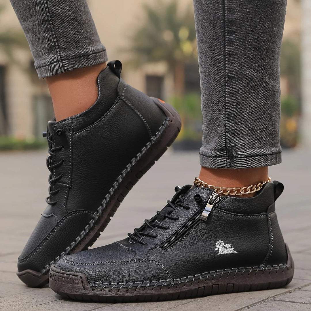 Dame trägt bequeme, schwarze Barfußschuhe mit breiter Zehenbox für natürliches, gesundes Gehen.