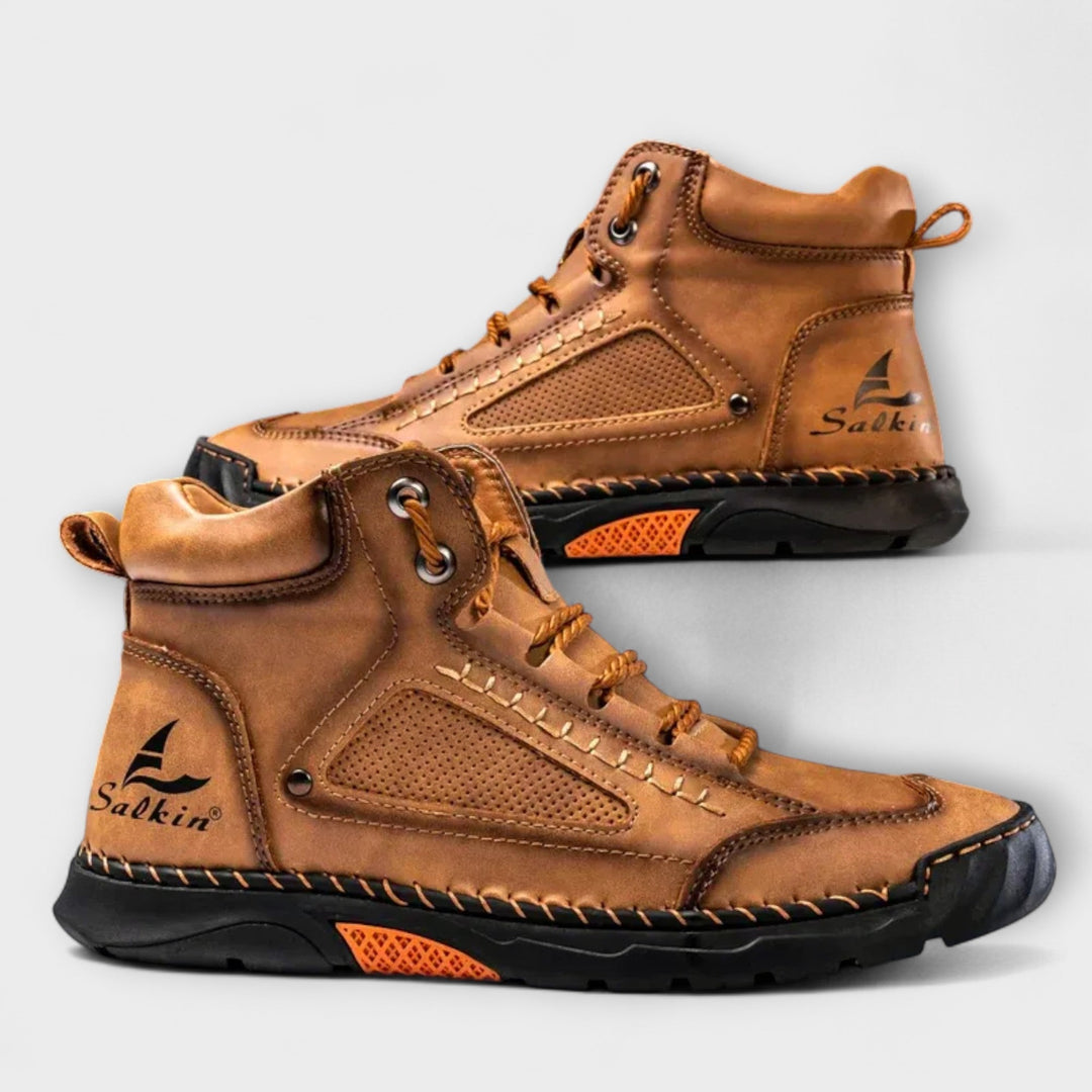 Seitenansicht der Herren Stiefel mit hohem Schaft, zeigt schlankes Design & feste Form.