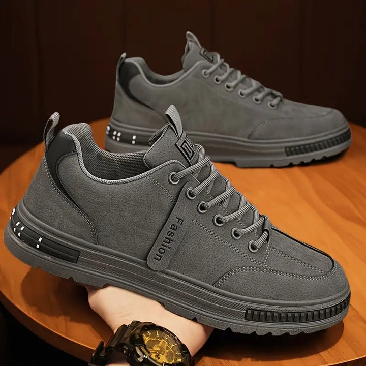 Bequeme orthopädische Herren Wanderschuhe mit rutschfester Sohle für optimale Fußgesundheit.