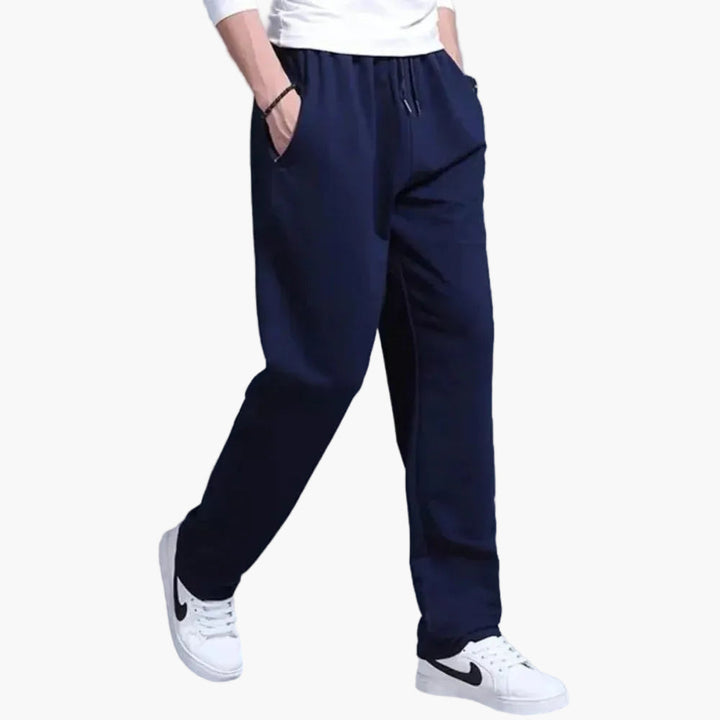 Stylische Herren Freizeithose; gemütliche Sweatpants als Loungewear & Alltagshose für entspannte Stunden.