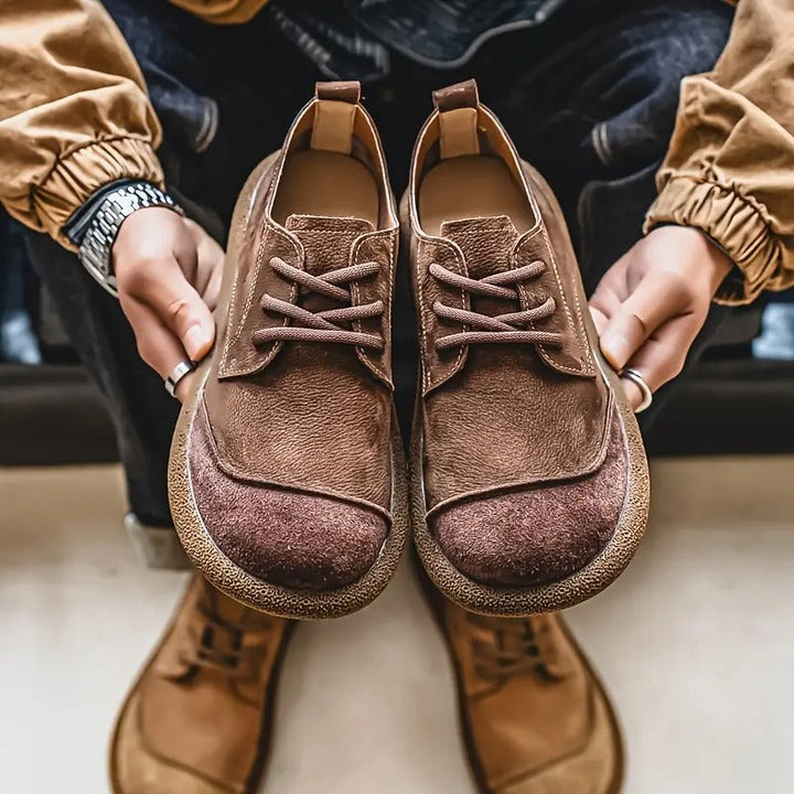 Zwei orthopädische Herrenschuhe nebeneinander, präsentieren Stil und bequemes Design.