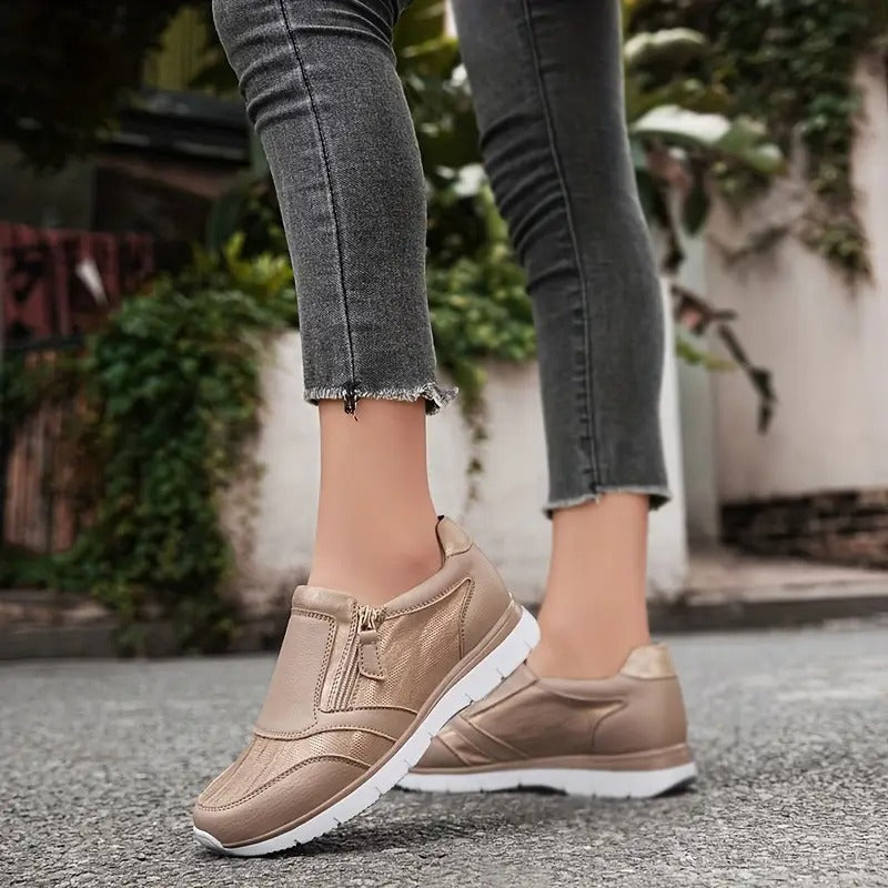 Rückansicht des Damen Komfort Sneakers mit robuster Fersenpartie und stoßdämpfender Sohle für stabilen Halt.