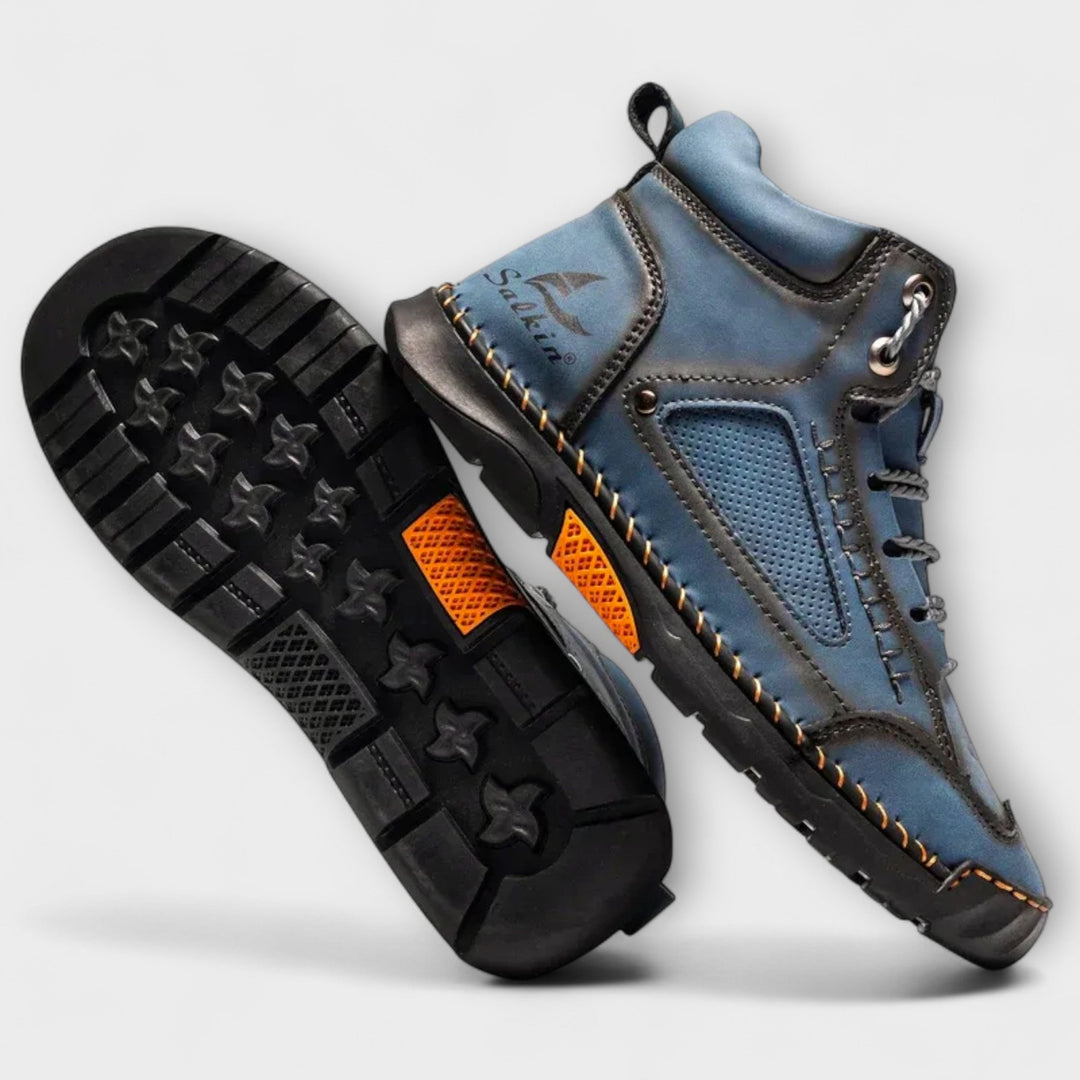 Herren Stiefel mit hohem Schaft, stilvoll arrangiert mit Outdoor-Accessoires.