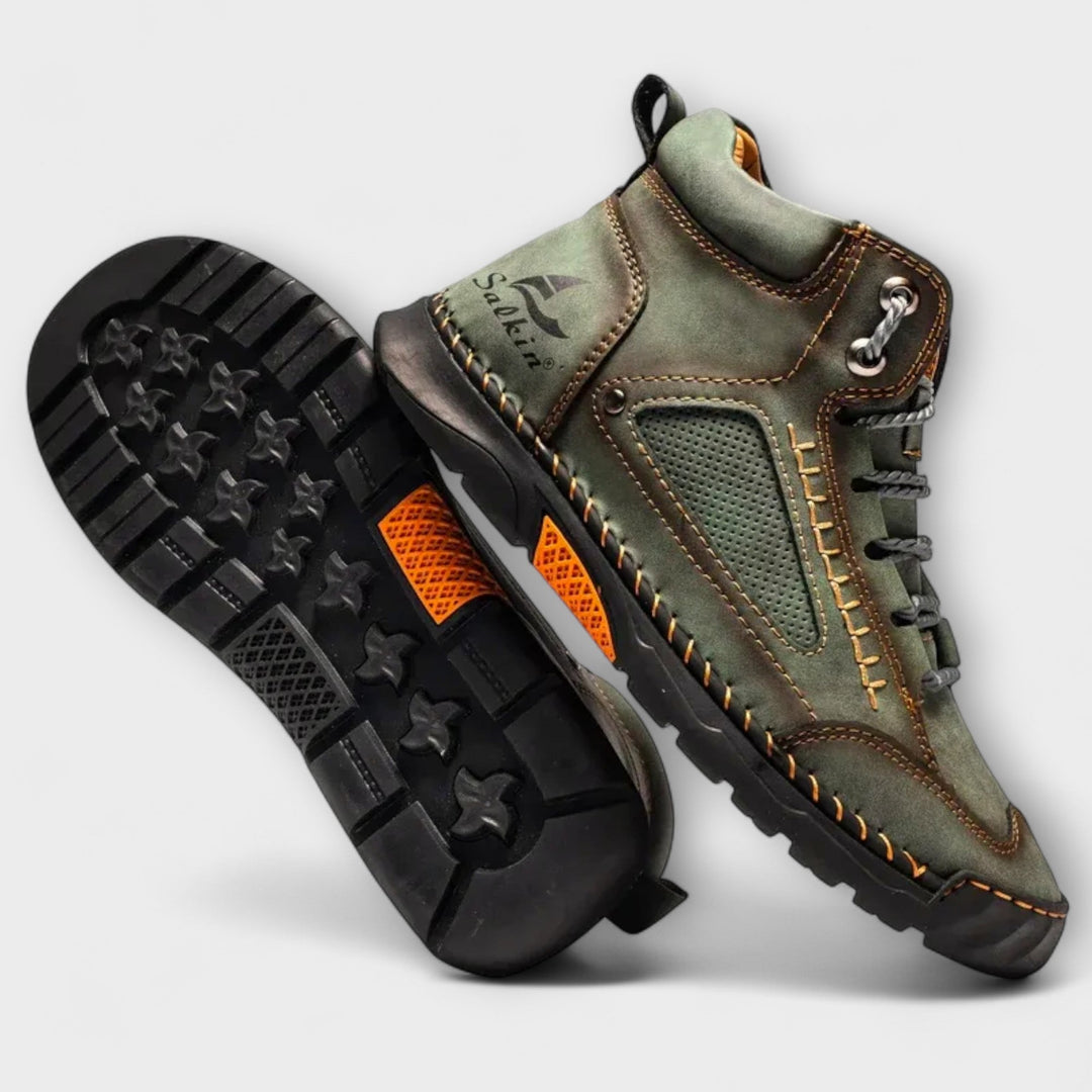 Robuste Herren Outdoor Stiefel mit hohem Schaft, bieten Komfort & Schutz bei jedem Wetter.